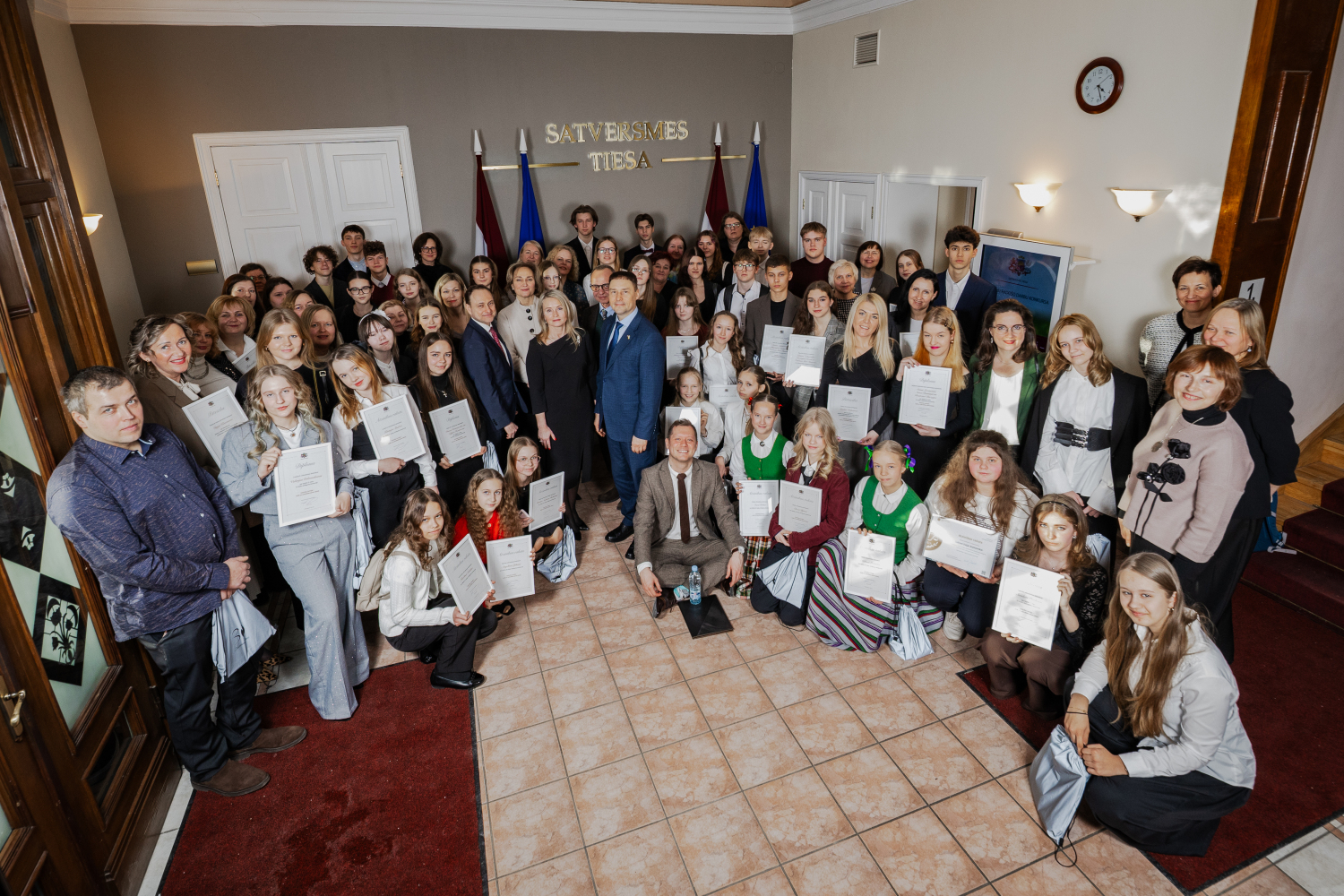 Svinīgajā ceremonijā apbalvoti skolēnu radošo darbu konkursa “Uzticība Latvijai – ticēt un uzticēties savai valstij” uzvarētāji