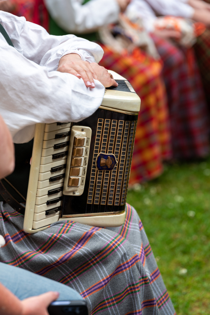XIII Latvijas Skolu jaunatnes dziesmu un deju svētki: folkloras kopu programma "Dindaru, dandaru, radu novadu rakstus"