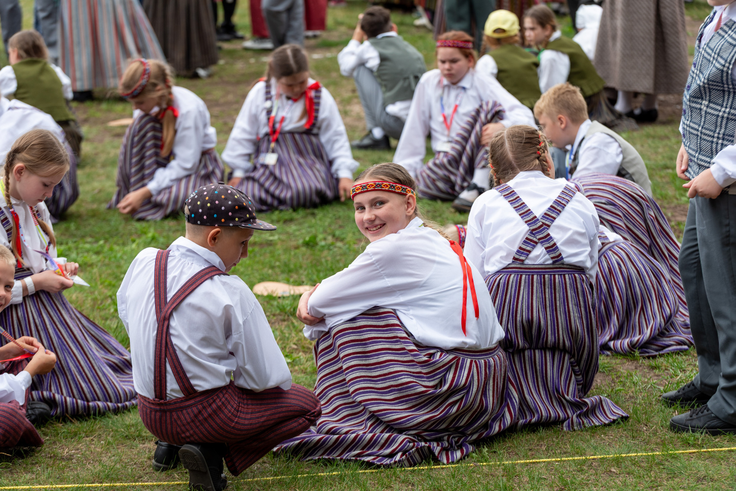 XIII Latvijas Skolu jaunatnes dziesmu un deju svētki: folkloras kopu programma "Dindaru, dandaru, radu novadu rakstus"