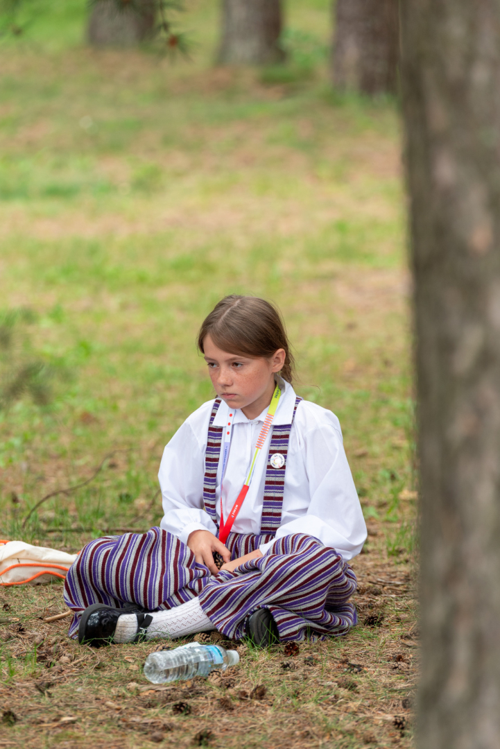 XIII Latvijas Skolu jaunatnes dziesmu un deju svētki: folkloras kopu programma "Dindaru, dandaru, radu novadu rakstus"