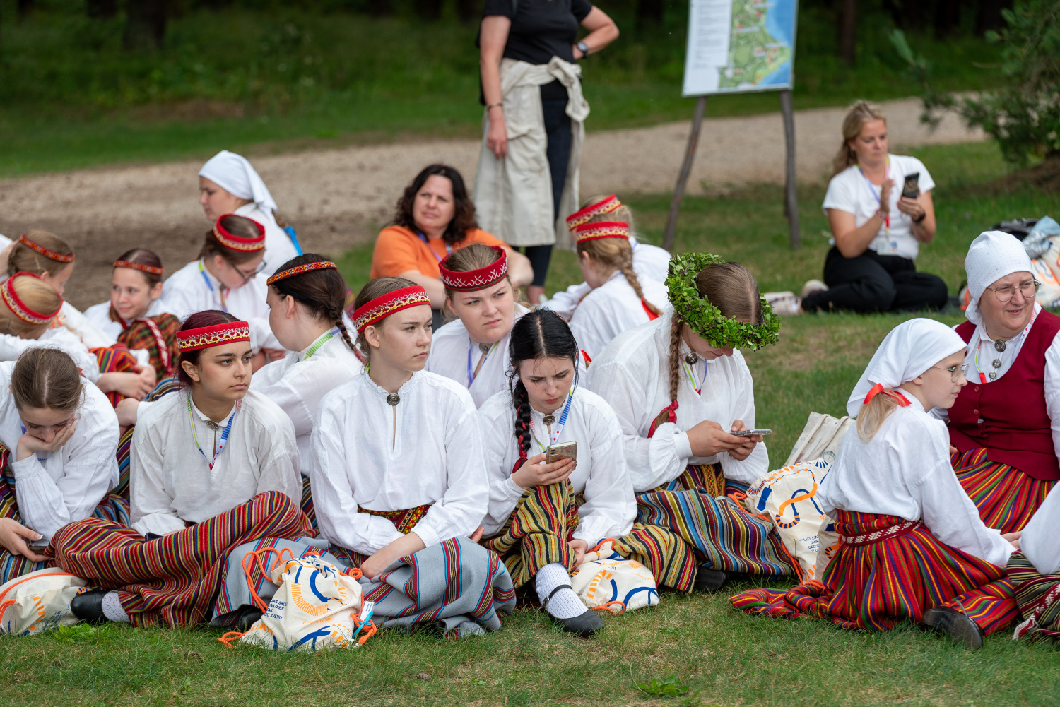 XIII Latvijas Skolu jaunatnes dziesmu un deju svētki: folkloras kopu programma "Dindaru, dandaru, radu novadu rakstus"