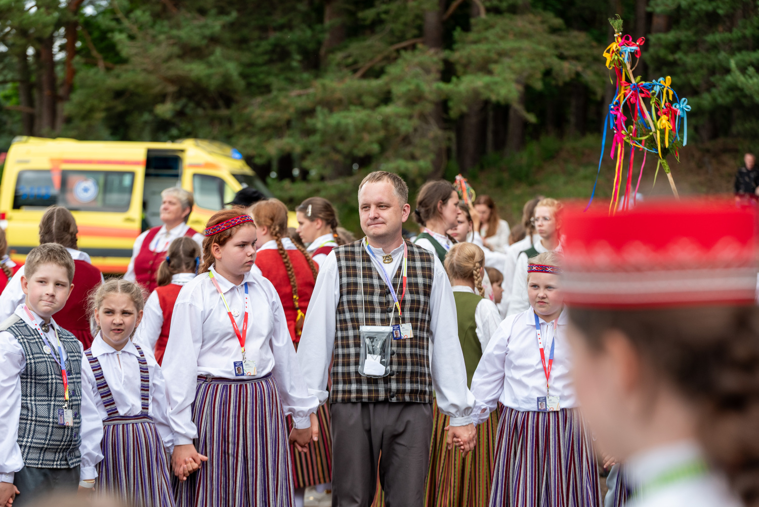 XIII Latvijas Skolu jaunatnes dziesmu un deju svētki: folkloras kopu programma "Dindaru, dandaru, radu novadu rakstus"