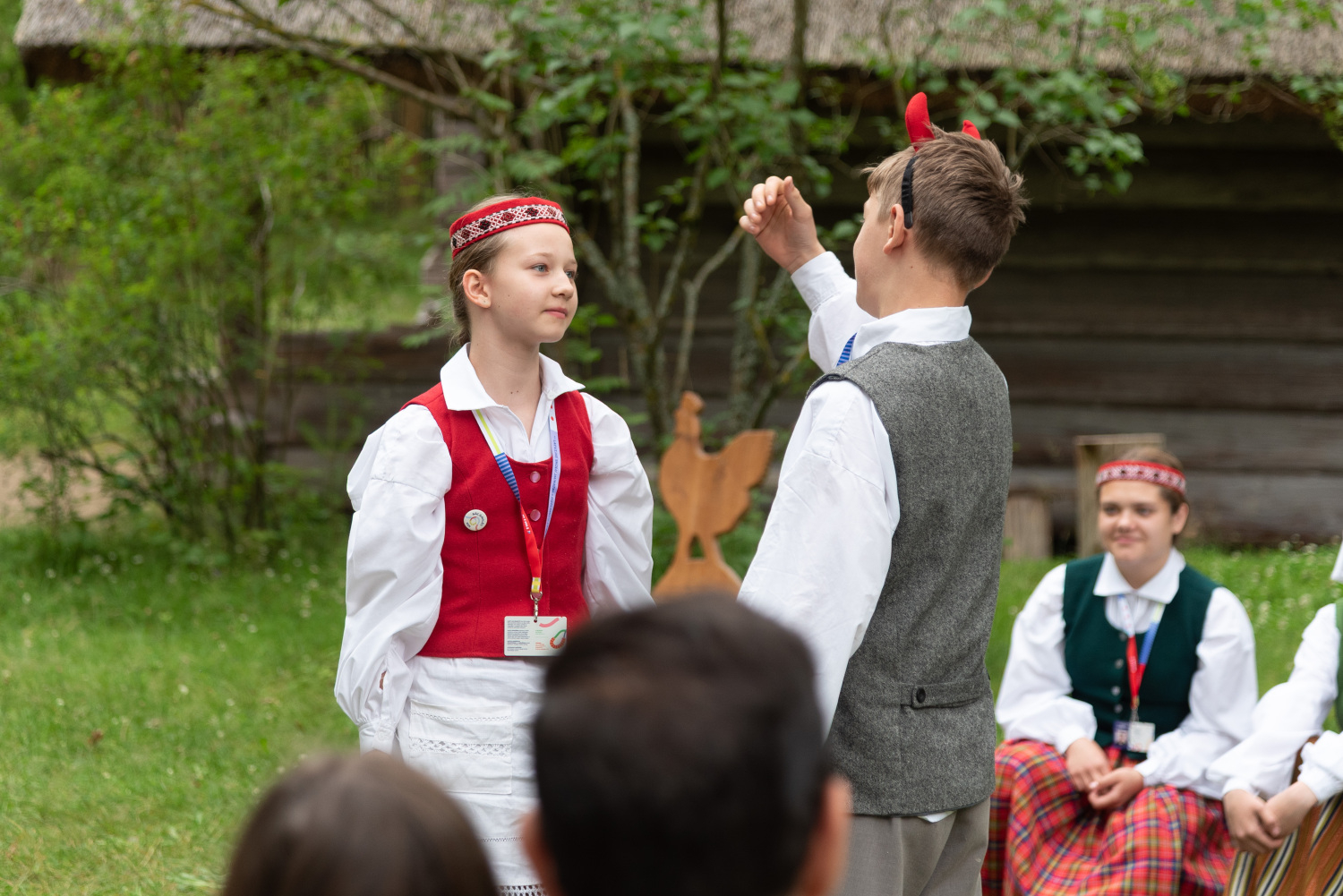 XIII Latvijas Skolu jaunatnes dziesmu un deju svētki: folkloras kopu programma "Dindaru, dandaru, radu novadu rakstus"
