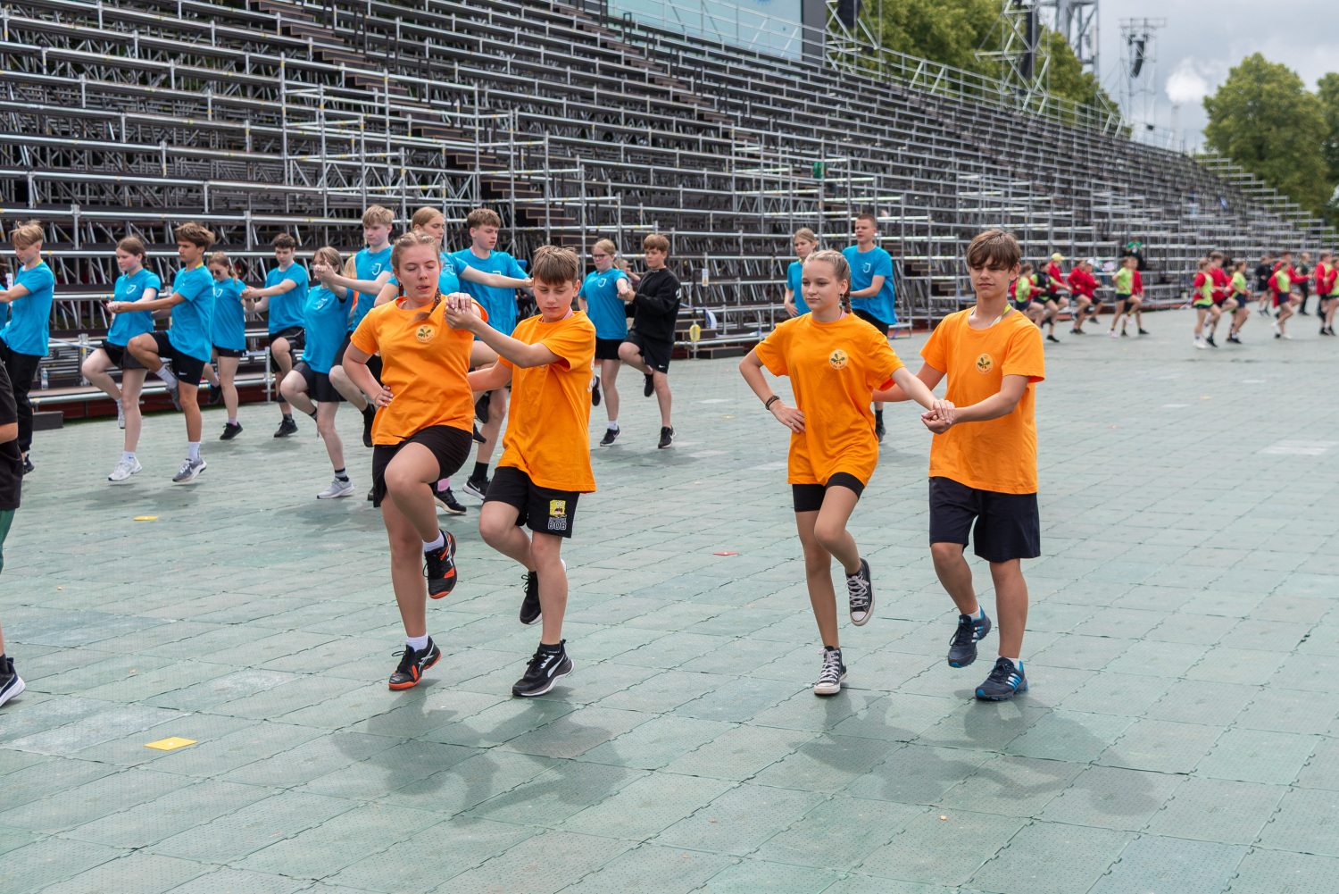 XIII Latvijas Skolu jaunatnes dziesmu un deju svētki: Folkloras kopu programma „Dindaru, dandaru – re, kā varu” un Deju lielkoncerta "Es atvēru Laimas dārzu" mēģinājums