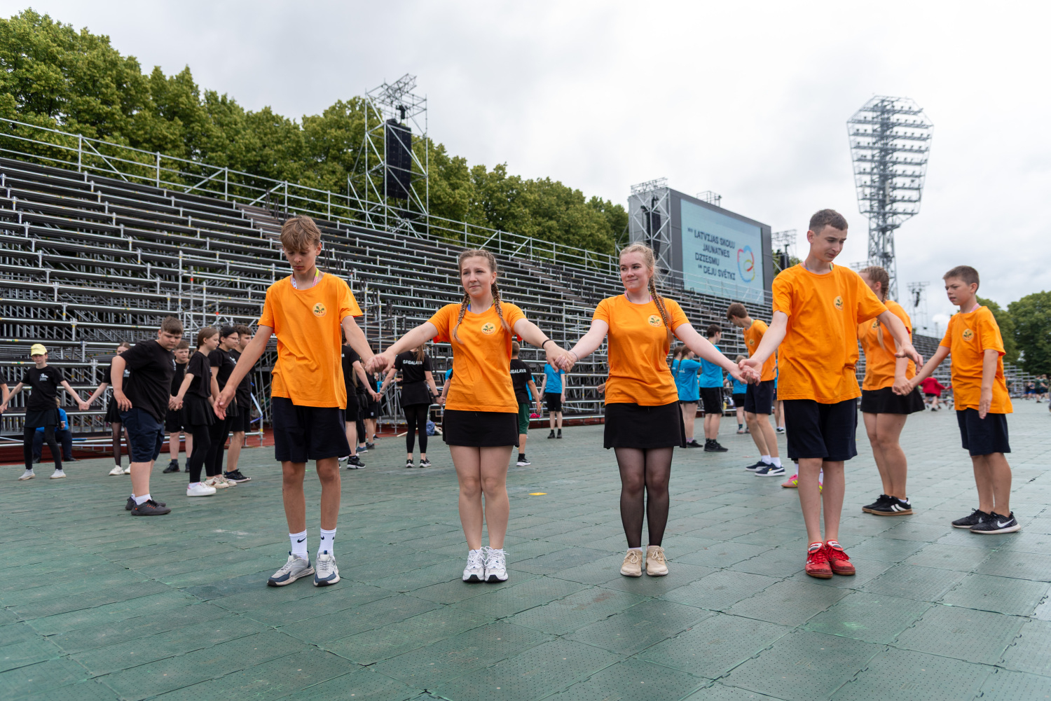 XIII Latvijas Skolu jaunatnes dziesmu un deju svētki: Folkloras kopu programma „Dindaru, dandaru – re, kā varu” un Deju lielkoncerta "Es atvēru Laimas dārzu" mēģinājums