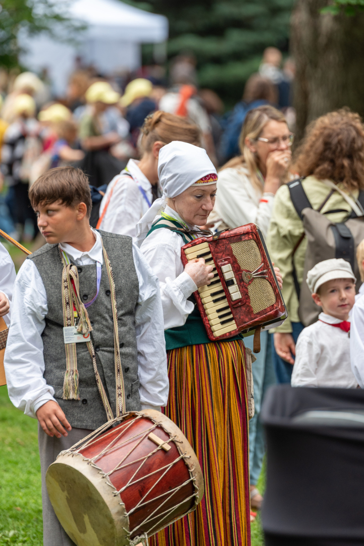 XIII Latvijas Skolu jaunatnes dziesmu un deju svētki: Folkloras kopu programma „Dindaru, dandaru – re, kā varu” un Deju lielkoncerta "Es atvēru Laimas dārzu" mēģinājums