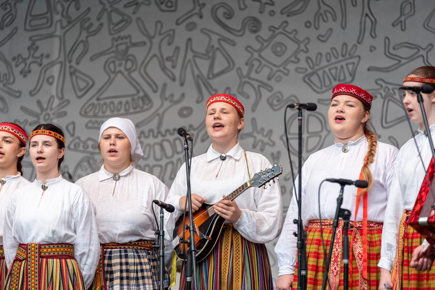 XIII Latvijas Skolu jaunatnes dziesmu un deju svētki: Folkloras kopu programma „Dindaru, dandaru – re, kā varu” un Deju lielkoncerta "Es atvēru Laimas dārzu" mēģinājums
