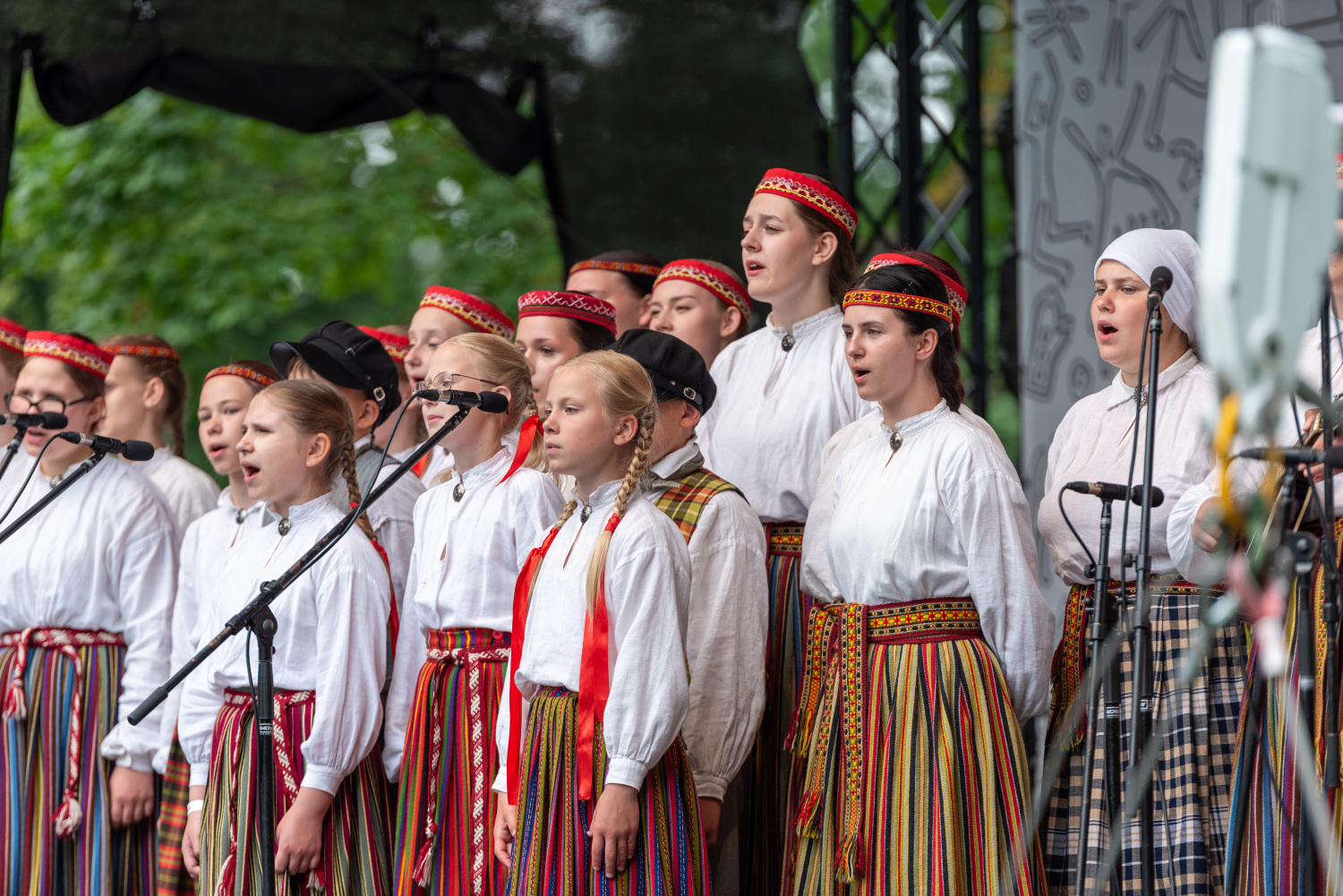 XIII Latvijas Skolu jaunatnes dziesmu un deju svētki: Folkloras kopu programma „Dindaru, dandaru – re, kā varu” un Deju lielkoncerta "Es atvēru Laimas dārzu" mēģinājums