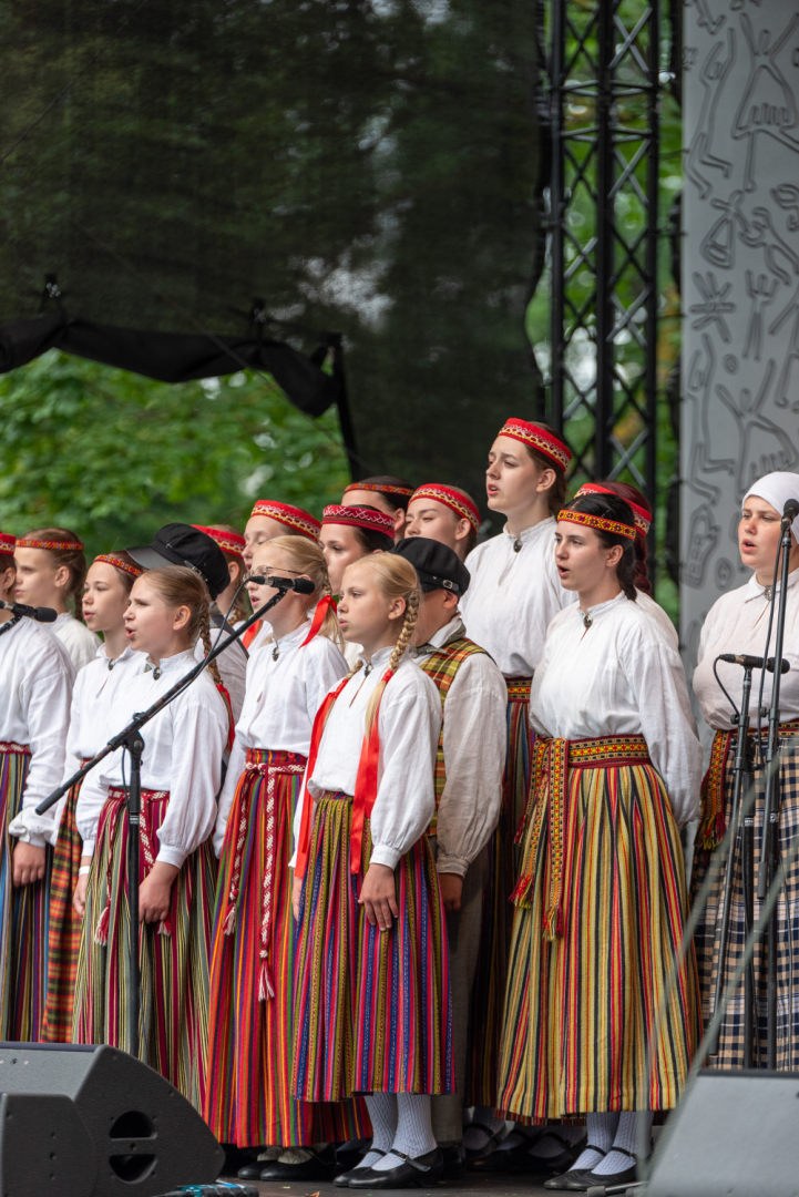 XIII Latvijas Skolu jaunatnes dziesmu un deju svētki: Folkloras kopu programma „Dindaru, dandaru – re, kā varu” un Deju lielkoncerta "Es atvēru Laimas dārzu" mēģinājums