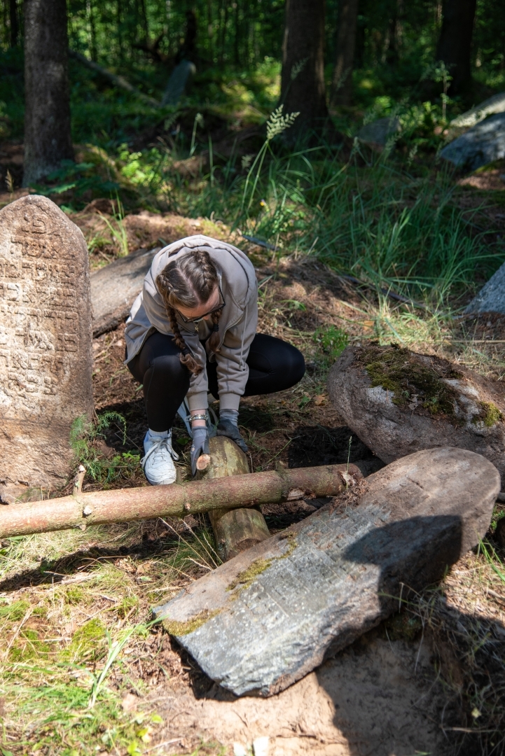 Riebiņos projekta “Riebiņu ebreju kapsētas sakopšanas aktivitātes” ietvaros uzsākti ebreju kapsētas sakopšanas darbi