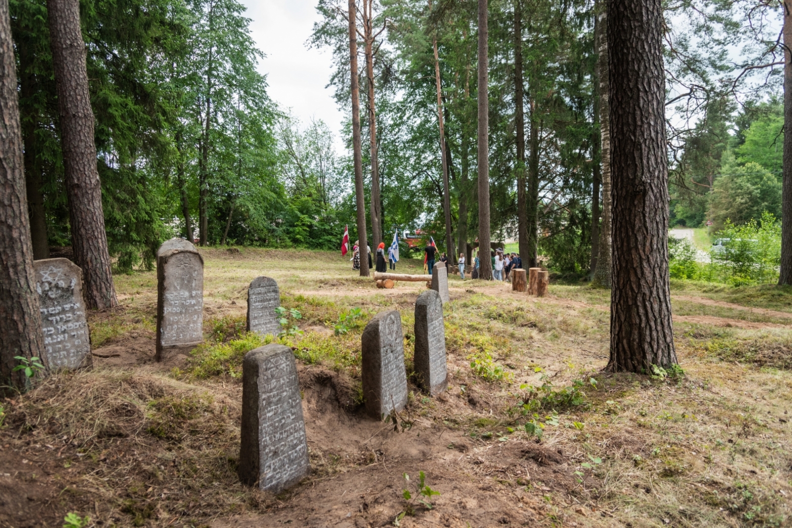 Preiļu novadā aizvadīta starptautiska nometne, kuras ietvaros sakopta Riebiņu ebreju kapsēta