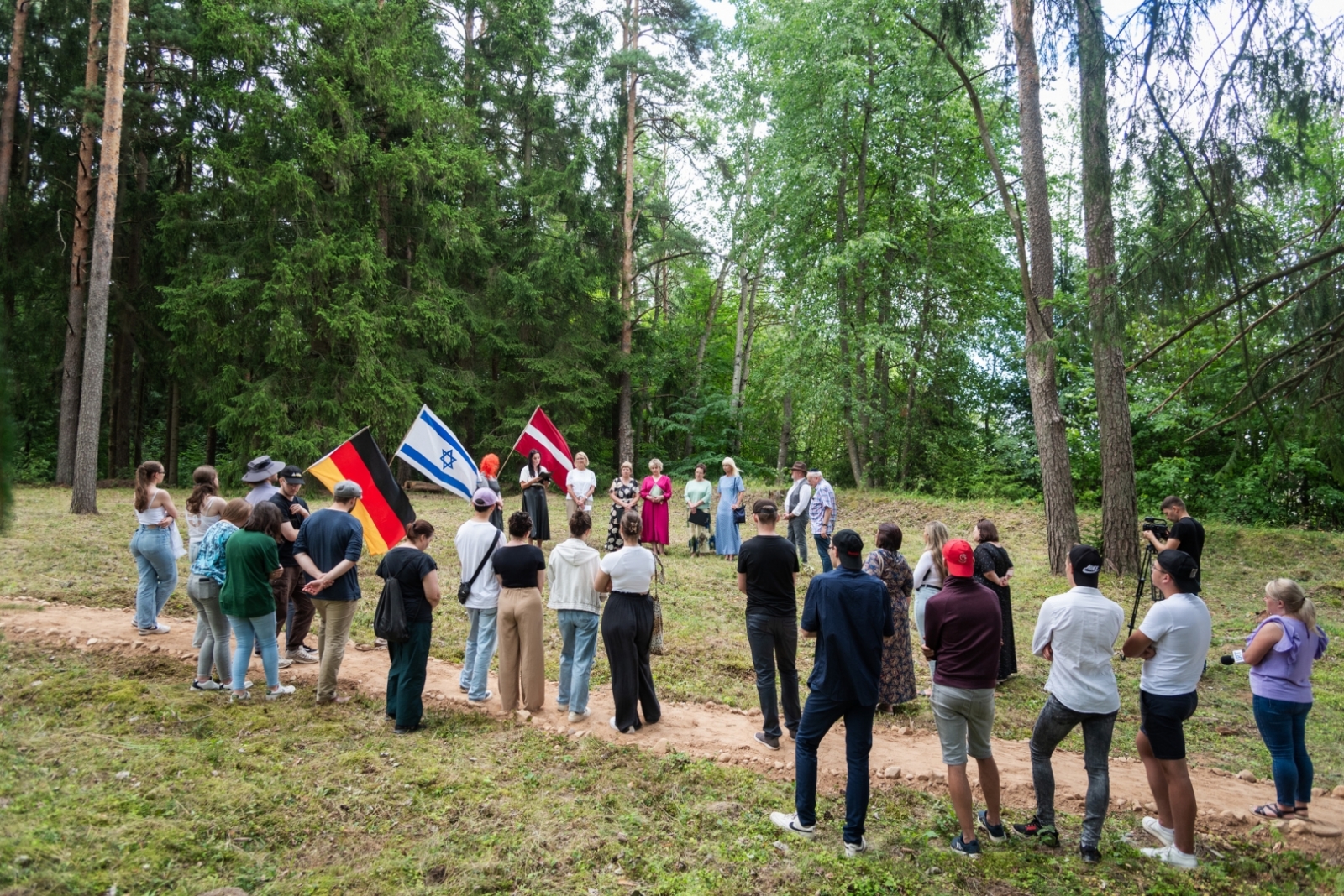 Preiļu novadā aizvadīta starptautiska nometne, kuras ietvaros sakopta Riebiņu ebreju kapsēta