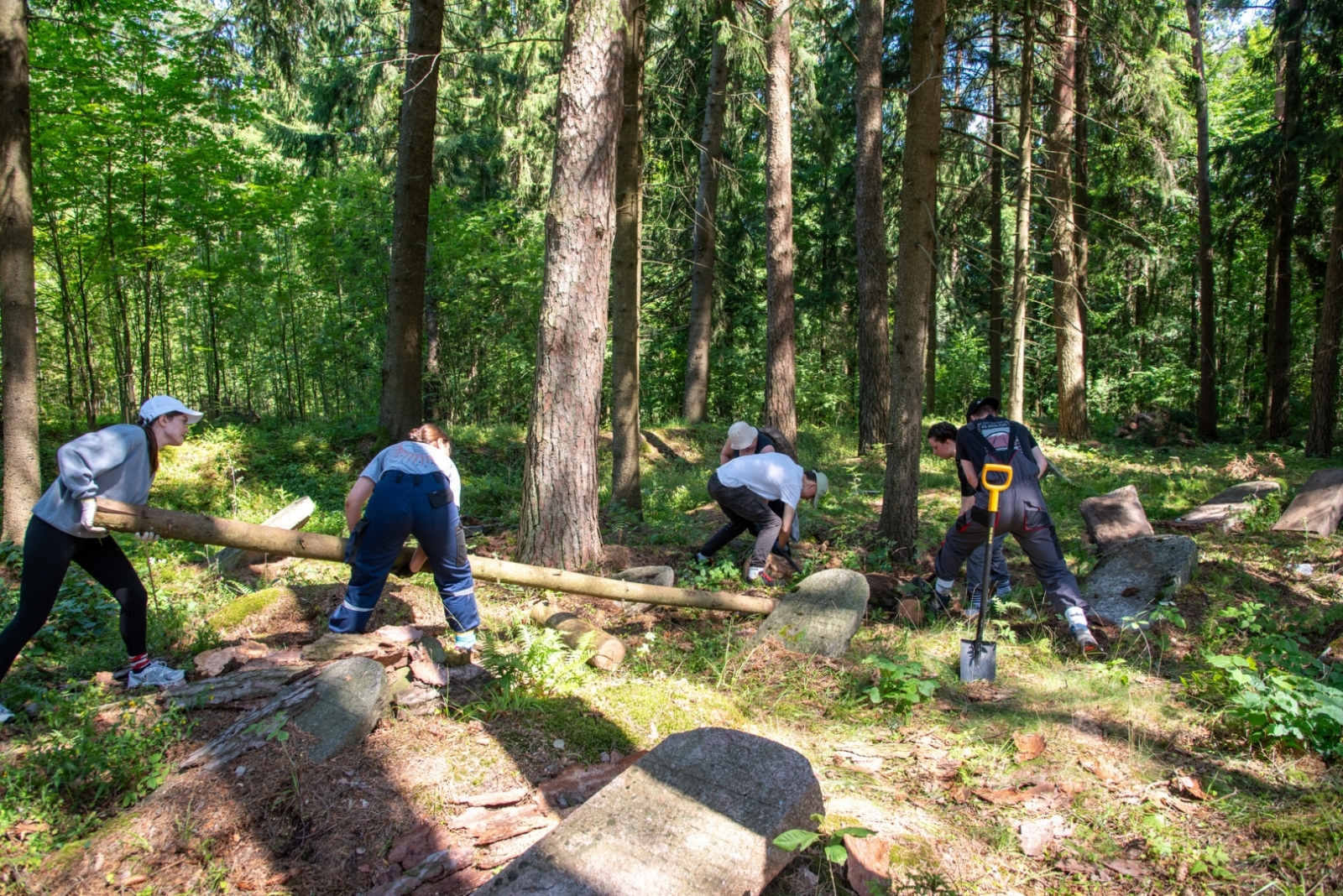 Riebiņos projekta “Riebiņu ebreju kapsētas sakopšanas aktivitātes” ietvaros uzsākti ebreju kapsētas sakopšanas darbi