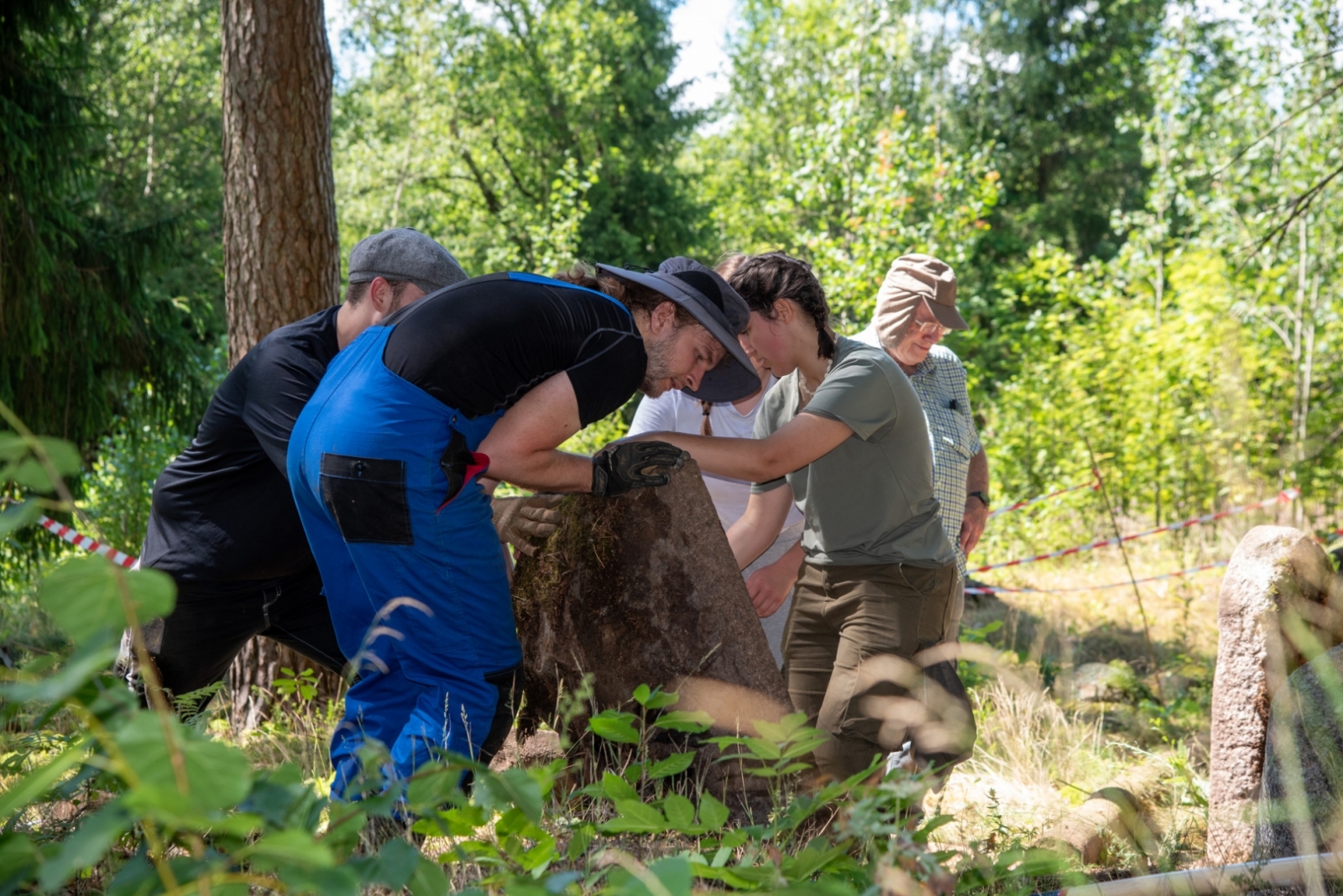 Riebiņos projekta “Riebiņu ebreju kapsētas sakopšanas aktivitātes” ietvaros uzsākti ebreju kapsētas sakopšanas darbi