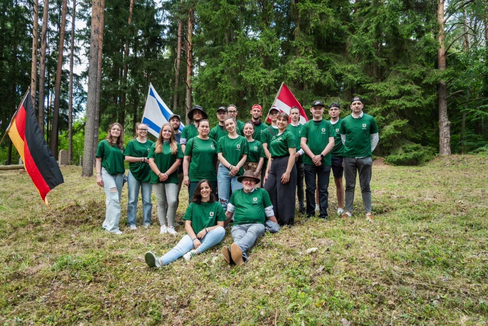 Preiļu novadā aizvadīta starptautiska nometne, kuras ietvaros sakopta Riebiņu ebreju kapsēta