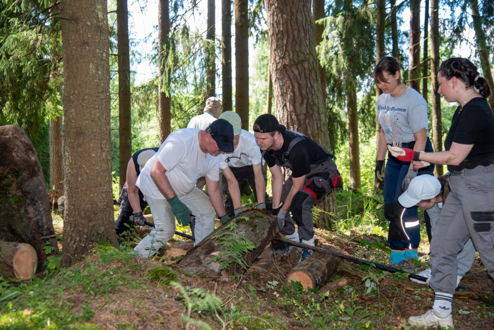 Riebiņos projekta “Riebiņu ebreju kapsētas sakopšanas aktivitātes” ietvaros uzsākti ebreju kapsētas sakopšanas darbi