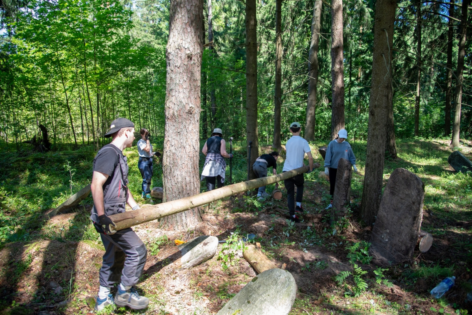 Riebiņos projekta “Riebiņu ebreju kapsētas sakopšanas aktivitātes” ietvaros uzsākti ebreju kapsētas sakopšanas darbi