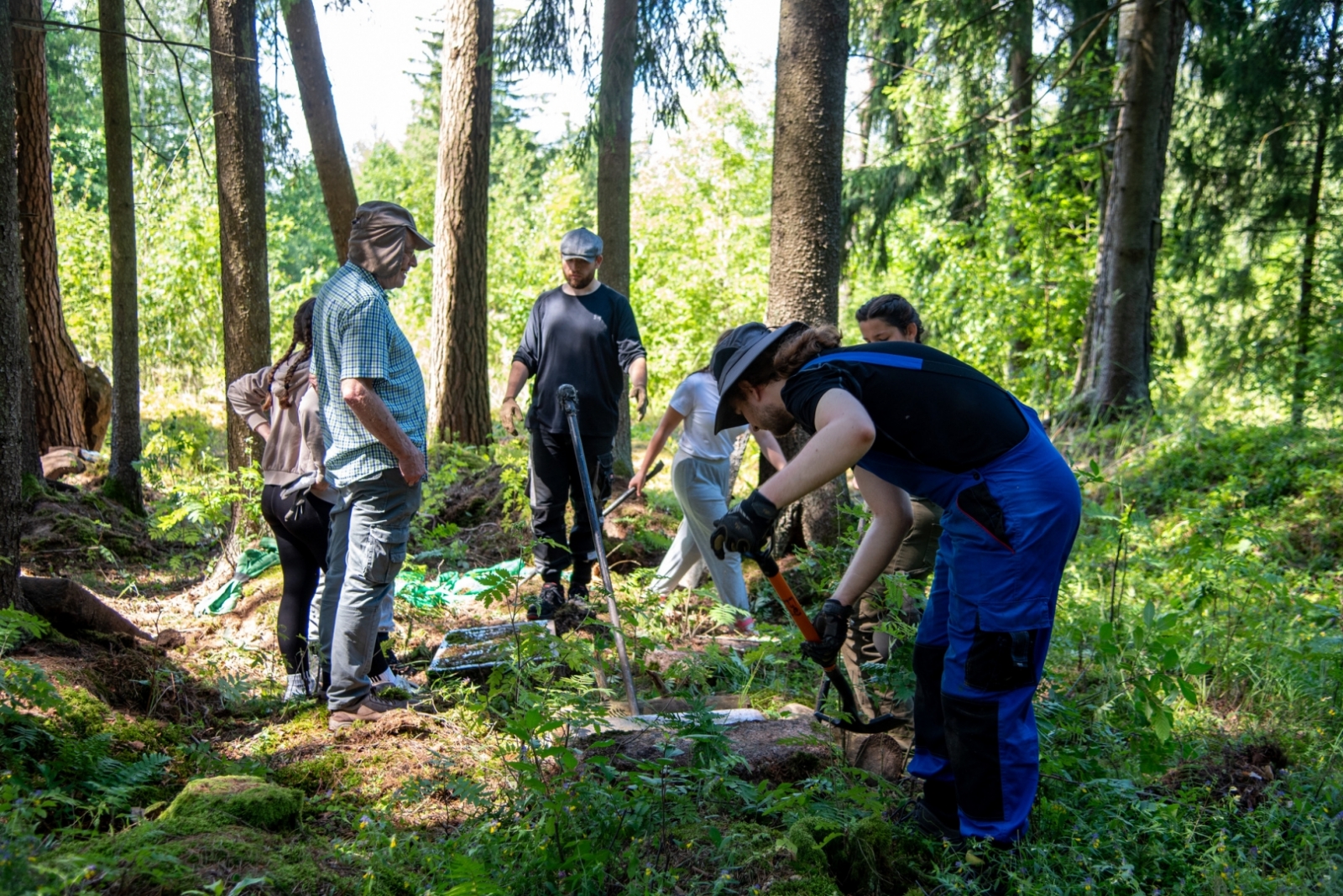 Riebiņos projekta “Riebiņu ebreju kapsētas sakopšanas aktivitātes” ietvaros uzsākti ebreju kapsētas sakopšanas darbi