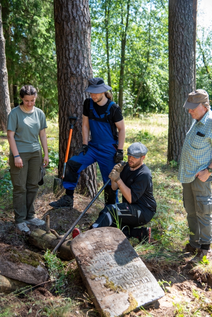Riebiņos projekta “Riebiņu ebreju kapsētas sakopšanas aktivitātes” ietvaros uzsākti ebreju kapsētas sakopšanas darbi