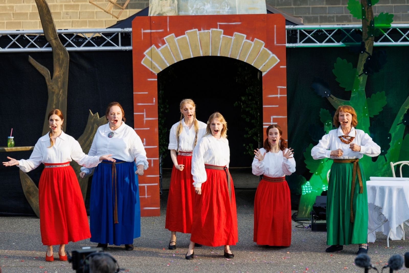 3. Jāņu festivāls ar koncertuzvedumu “Meklē mani papardēs”. 