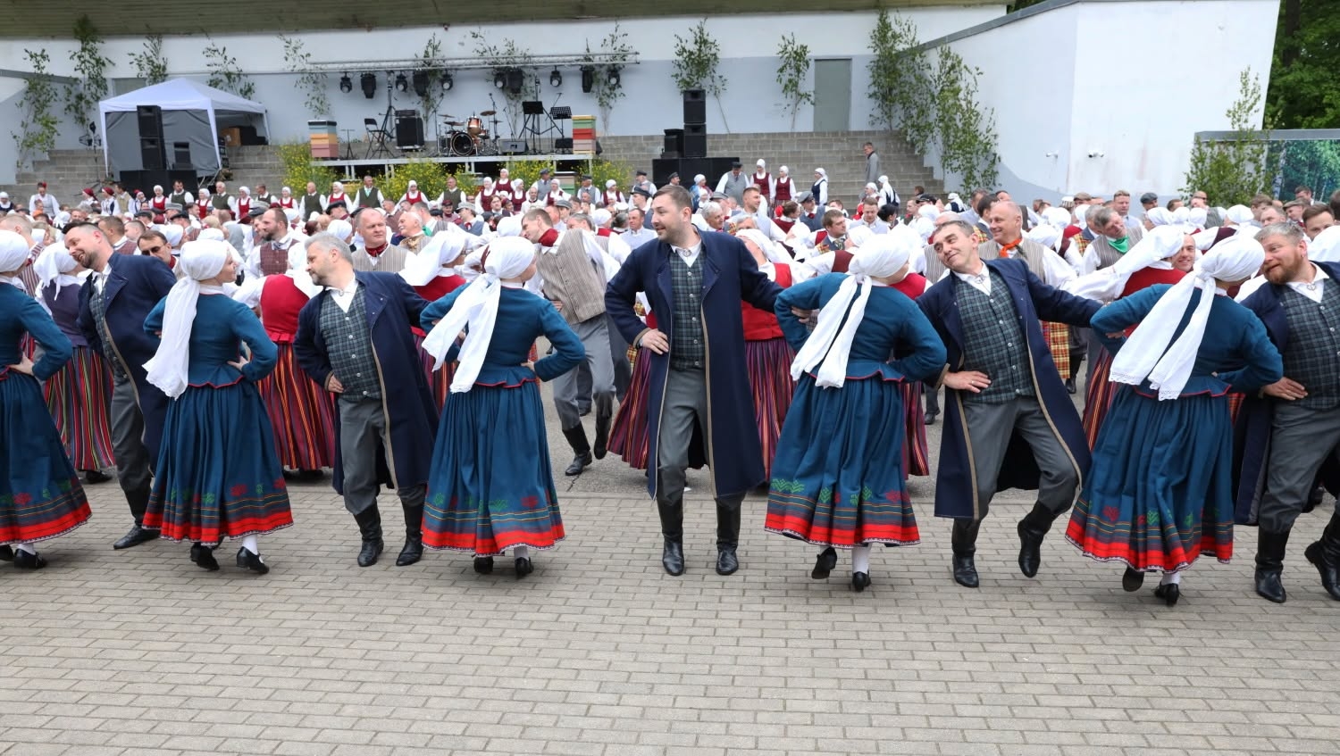 Latgales reģiona vidējās paaudzes un senioru deju kolektīvu lielkoncerts “Doncojam puļceņā kai bitis kūzulā”