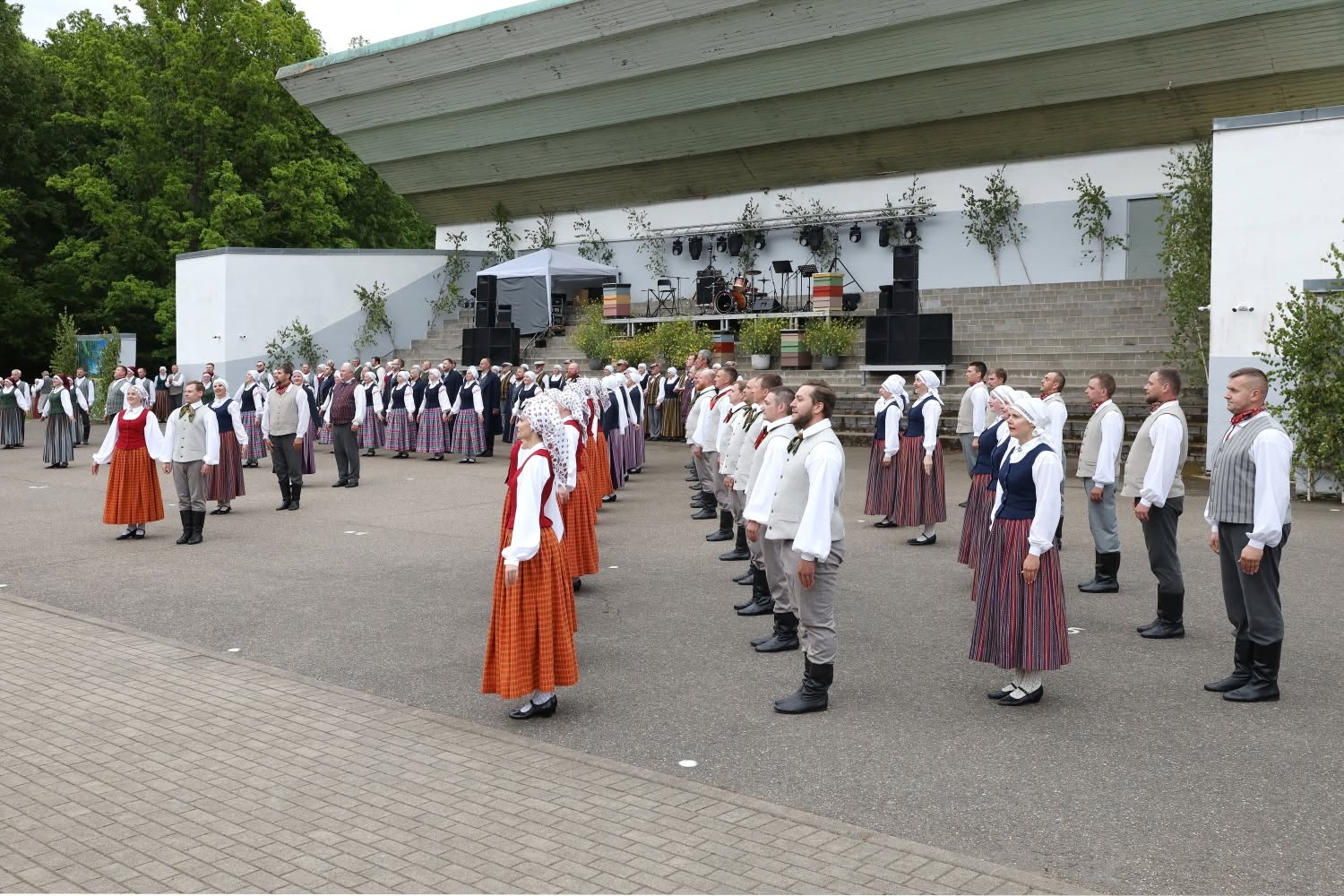 Latgales reģiona vidējās paaudzes un senioru deju kolektīvu lielkoncerts “Doncojam puļceņā kai bitis kūzulā”