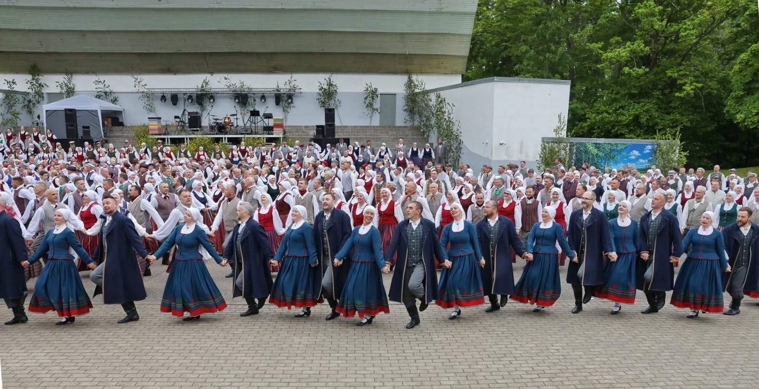 Latgales reģiona vidējās paaudzes un senioru deju kolektīvu lielkoncerts “Doncojam puļceņā kai bitis kūzulā”