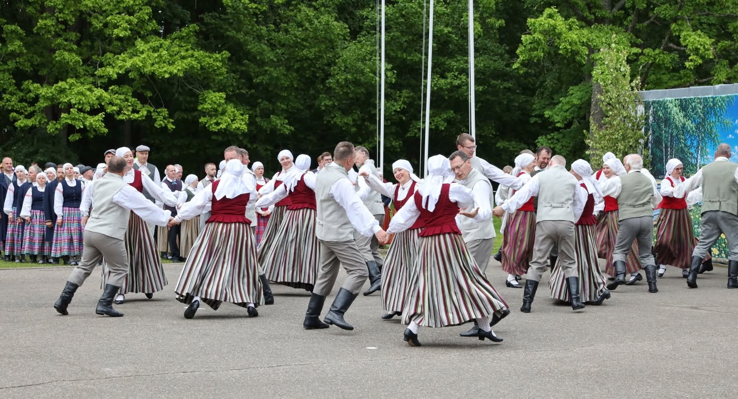 Latgales reģiona vidējās paaudzes un senioru deju kolektīvu lielkoncerts “Doncojam puļceņā kai bitis kūzulā”