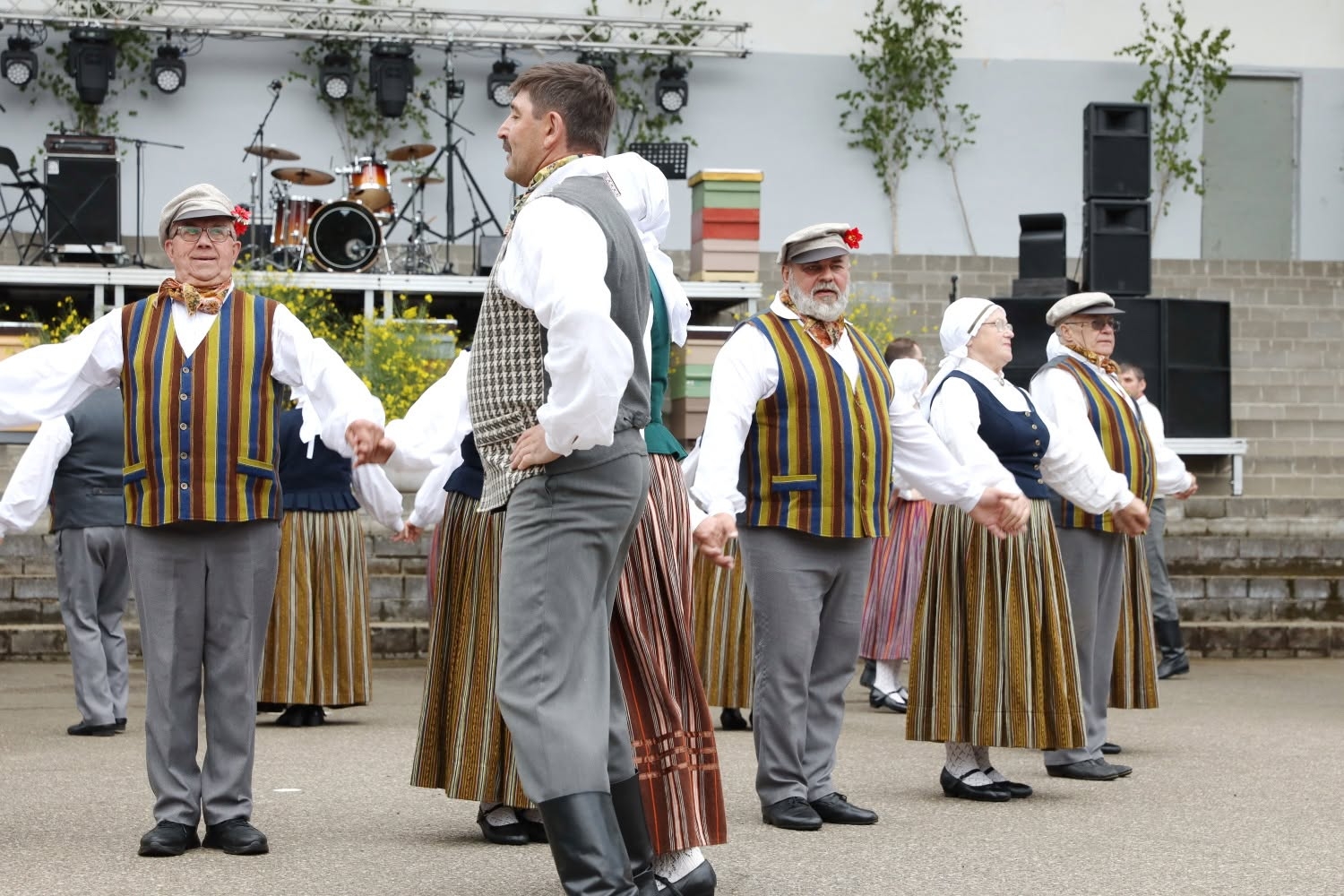 Latgales reģiona vidējās paaudzes un senioru deju kolektīvu lielkoncerts “Doncojam puļceņā kai bitis kūzulā”