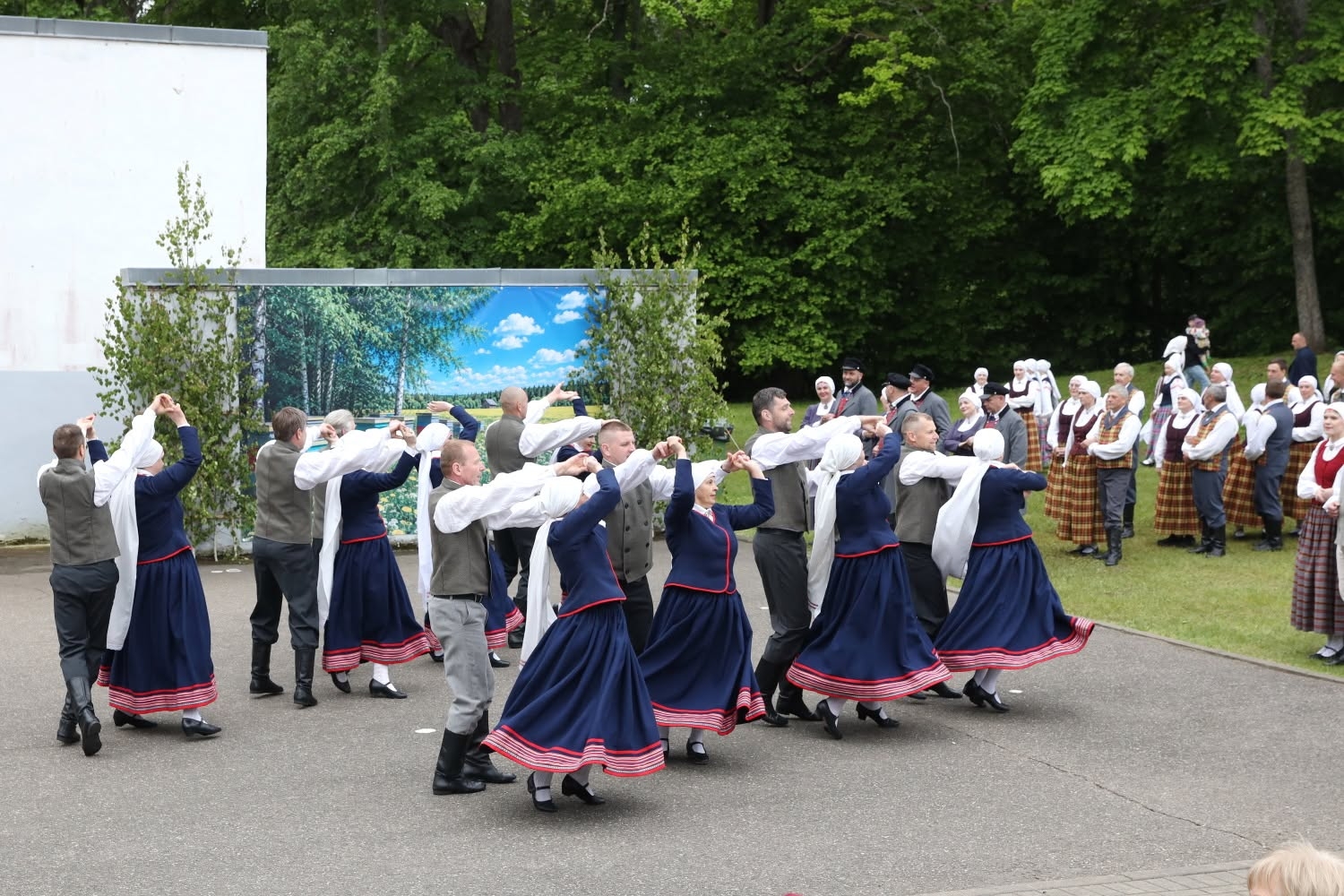 Latgales reģiona vidējās paaudzes un senioru deju kolektīvu lielkoncerts “Doncojam puļceņā kai bitis kūzulā”