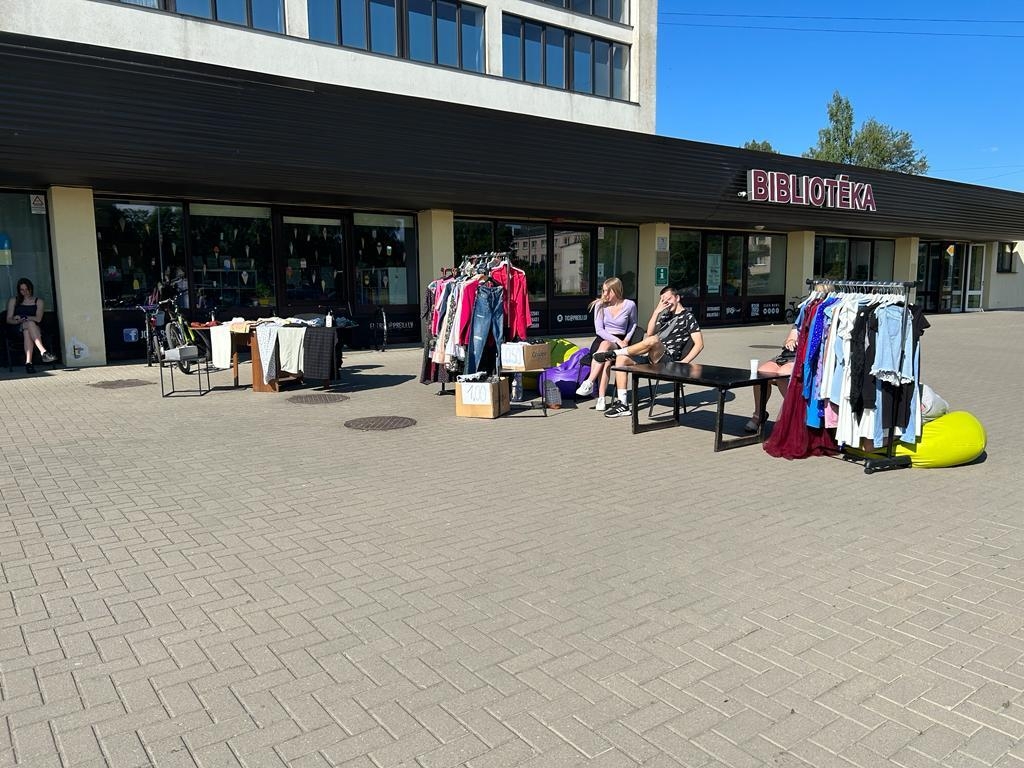 14. jūnijā blakus Preiļu Jauniešu centram “Četri” norisinājās jauniešu andele “Drēbju Bazārs”