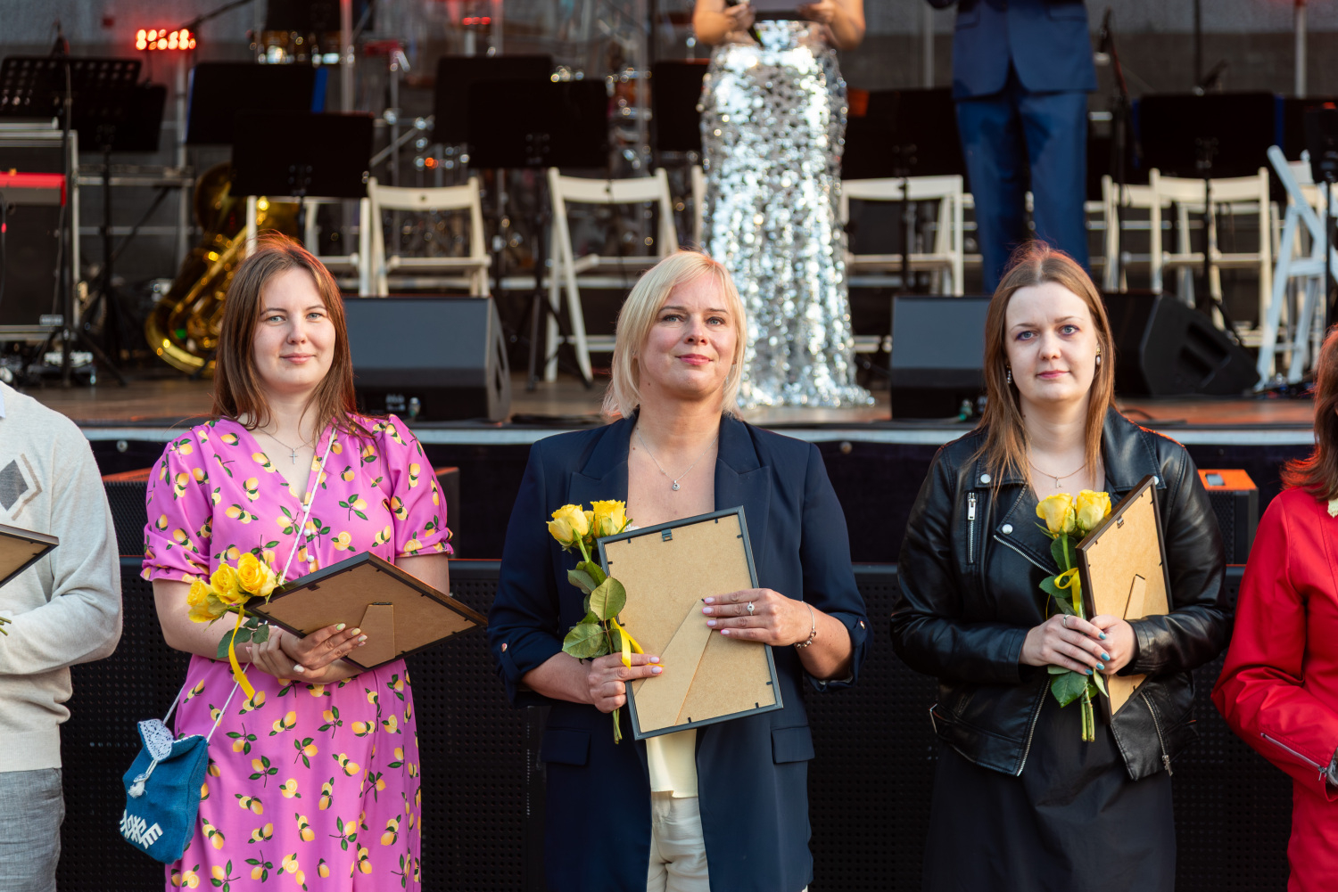 Svētku uzrunas un XIII Latvijas Skolu jaunatnes dziesmu un deju svētku kolektīvu sveikšana