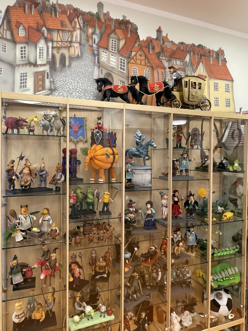 Latvijas bibliotēkām apjomīgs mēbeļu ziedojums