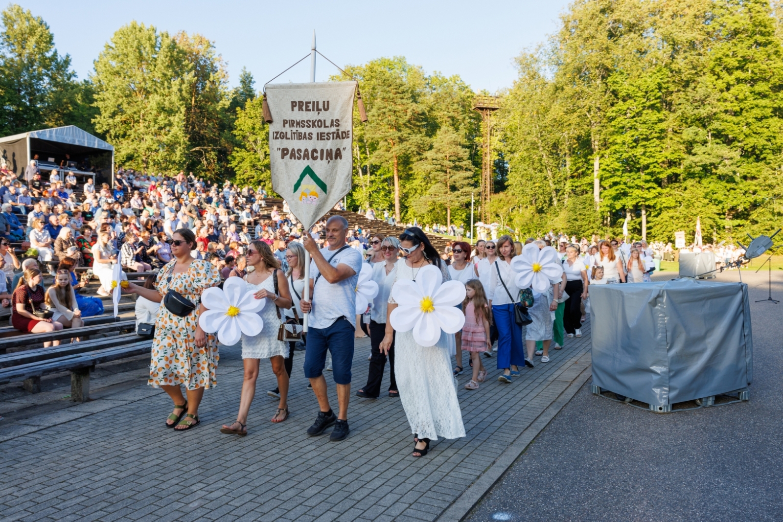 Preiļu pilsētas svētku gājiens "Mēness ziedi"
