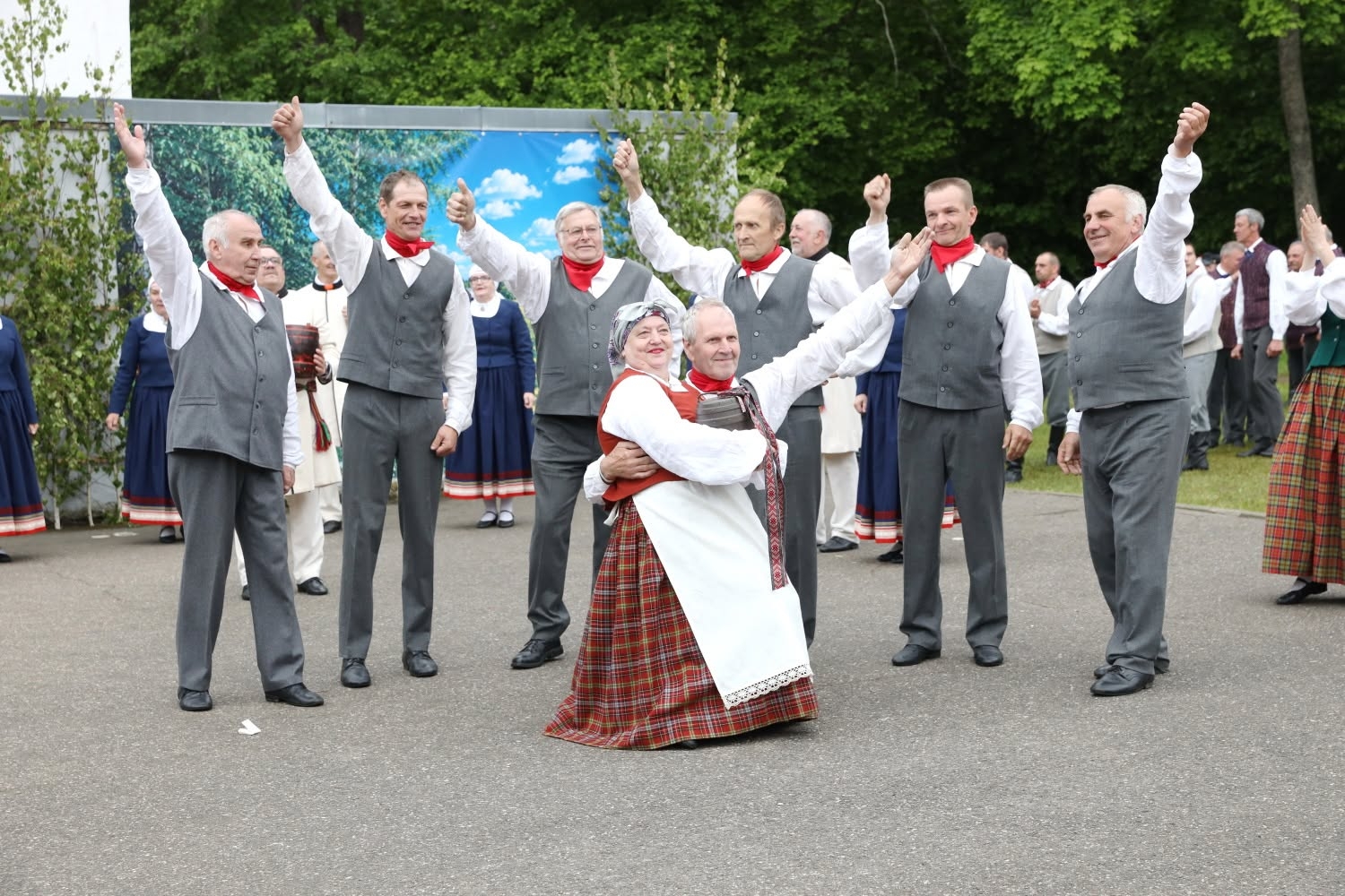Latgales reģiona vidējās paaudzes un senioru deju kolektīvu lielkoncerts “Doncojam puļceņā kai bitis kūzulā”