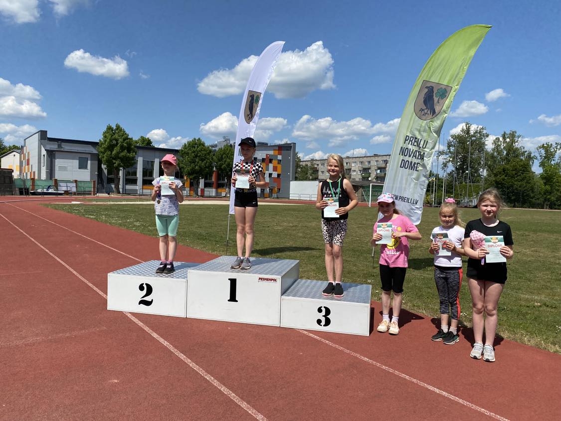 Aizvadītas vieglatlētikas sacensības četrcīņā U-10, U-12 grupām