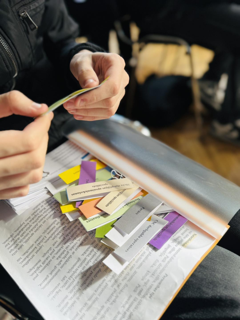 Riebiņu MJIC "Pakāpieni" notika interaktīva darbnīca "Nākotne bez rāmjiem - Tavam talantam nav robežu!"