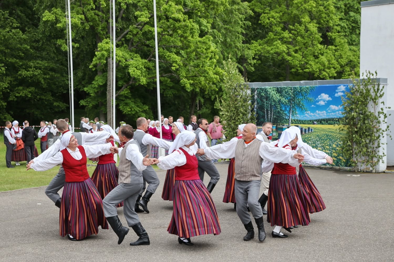 Latgales reģiona vidējās paaudzes un senioru deju kolektīvu lielkoncerts “Doncojam puļceņā kai bitis kūzulā”