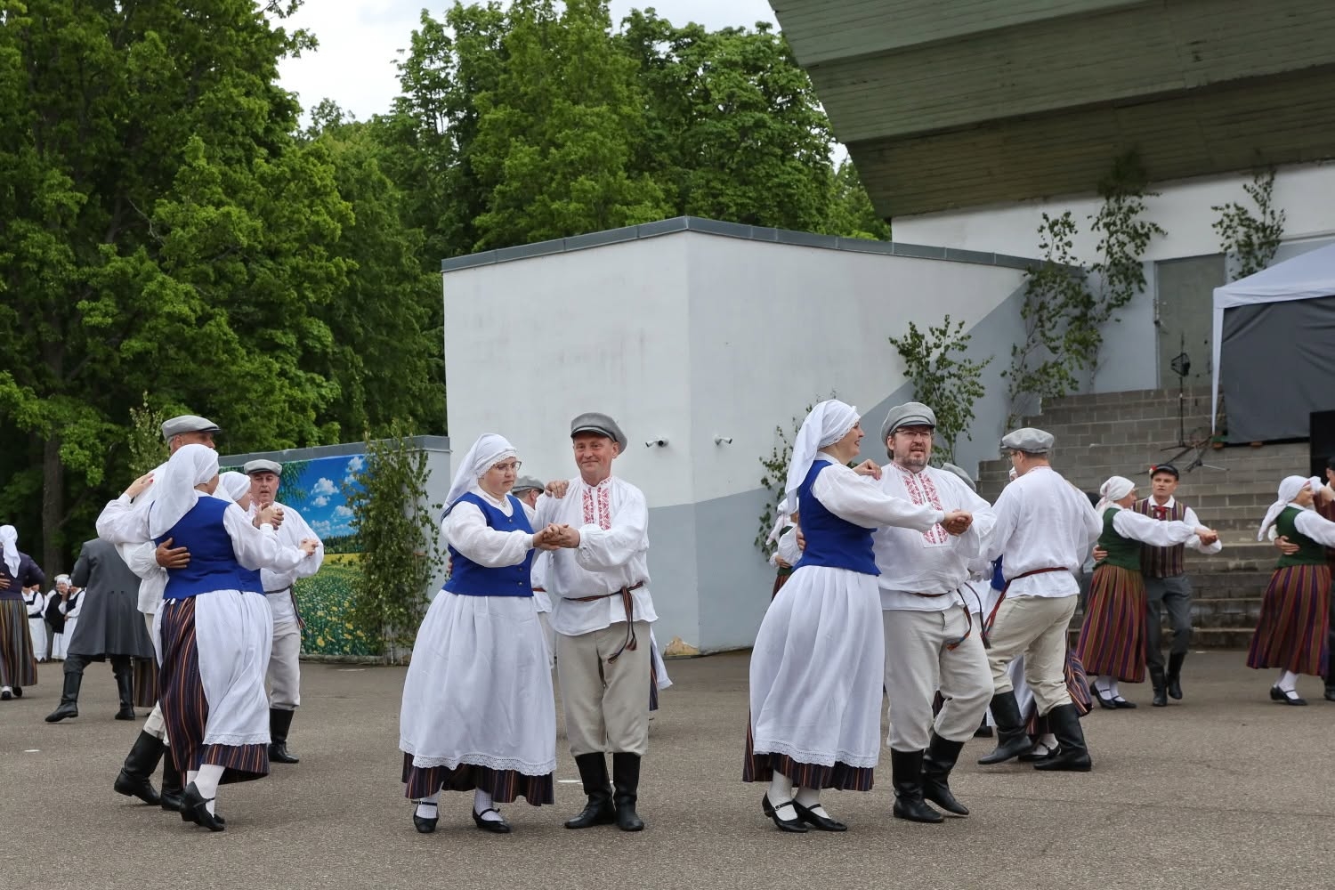 Latgales reģiona vidējās paaudzes un senioru deju kolektīvu lielkoncerts “Doncojam puļceņā kai bitis kūzulā”