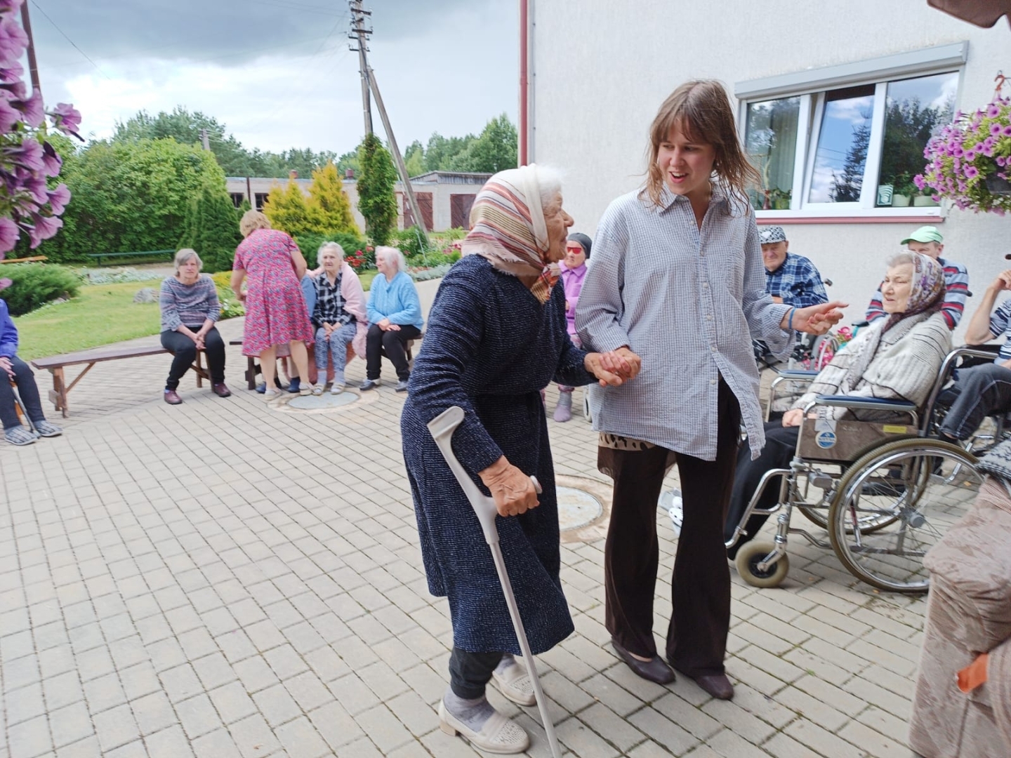 Sirds siltums, kas vieno - SAC "Aglona" seniorus aizkustina jauniešu ciemos nākšana