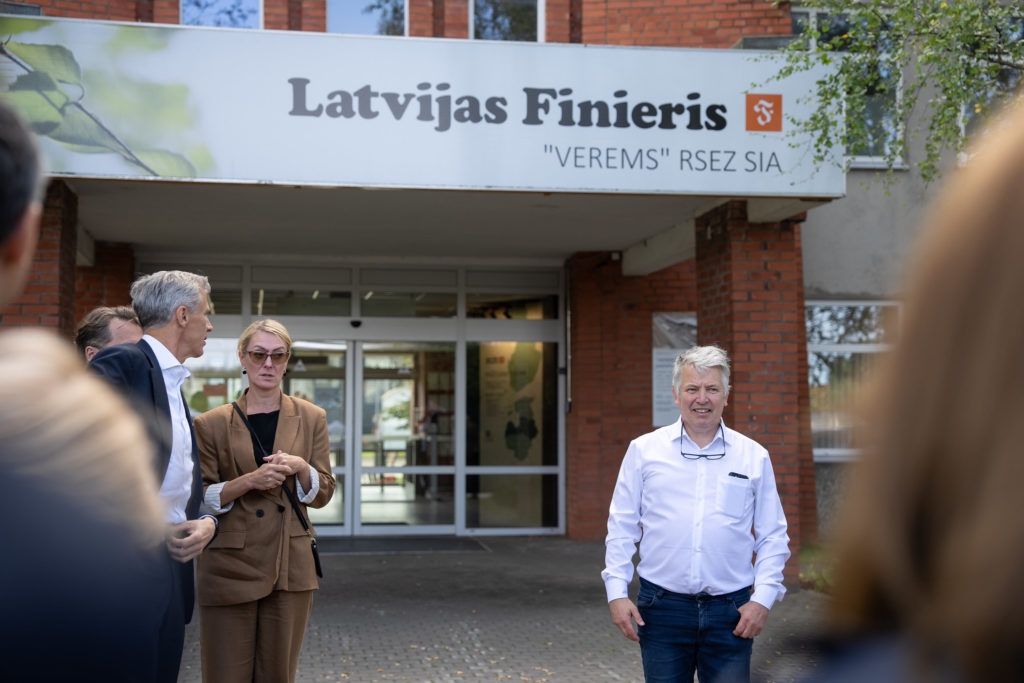 Vairāk nekā 40 ārvalstu diplomātisko pārstāvniecību vadītāji Latgalē iepazīst reģiona investīciju potenciālu un austrumu pierobežas izaicinājumus