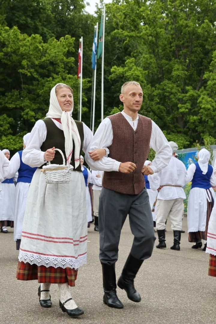 Latgales reģiona vidējās paaudzes un senioru deju kolektīvu lielkoncerts “Doncojam puļceņā kai bitis kūzulā”