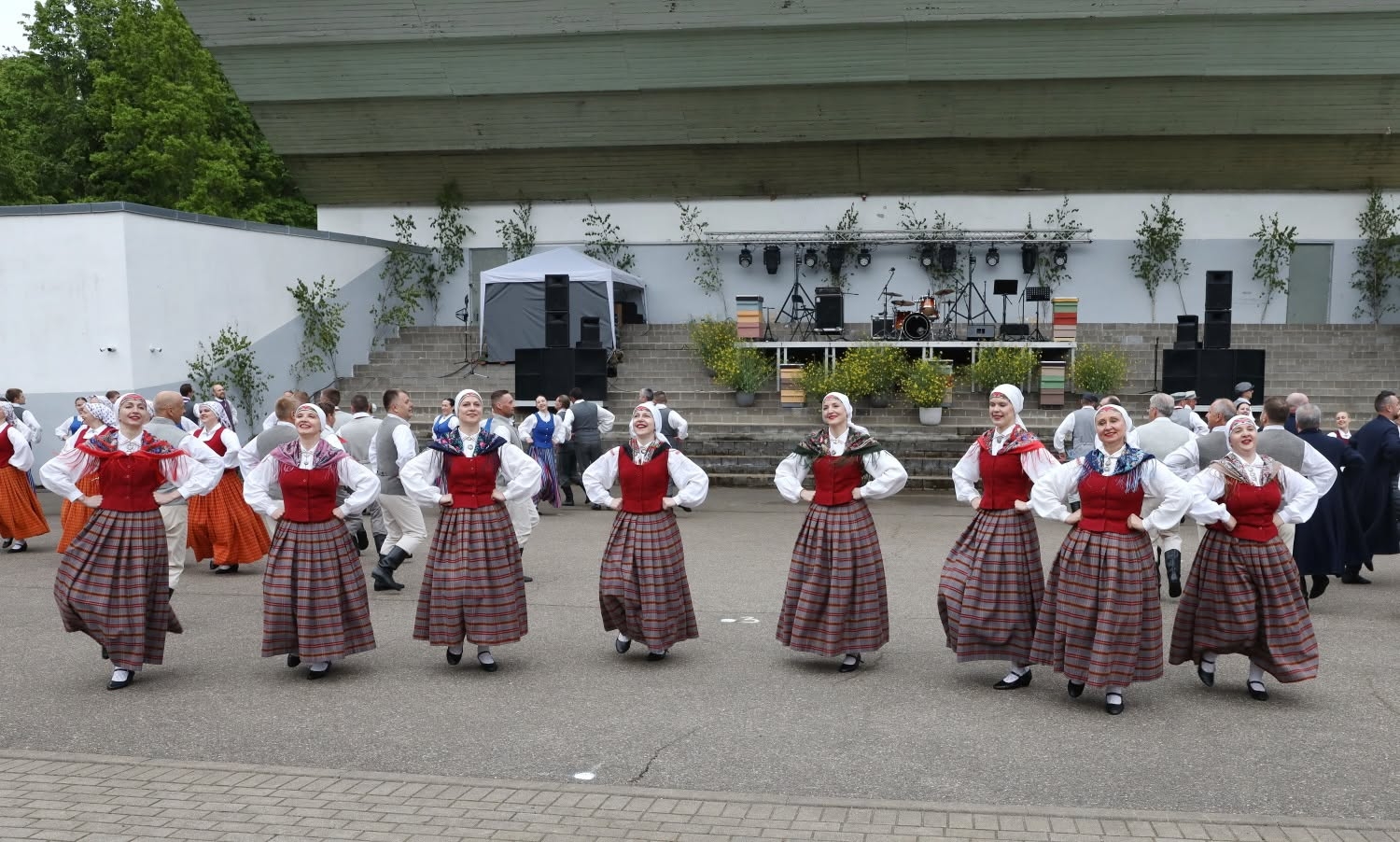 Latgales reģiona vidējās paaudzes un senioru deju kolektīvu lielkoncerts “Doncojam puļceņā kai bitis kūzulā”
