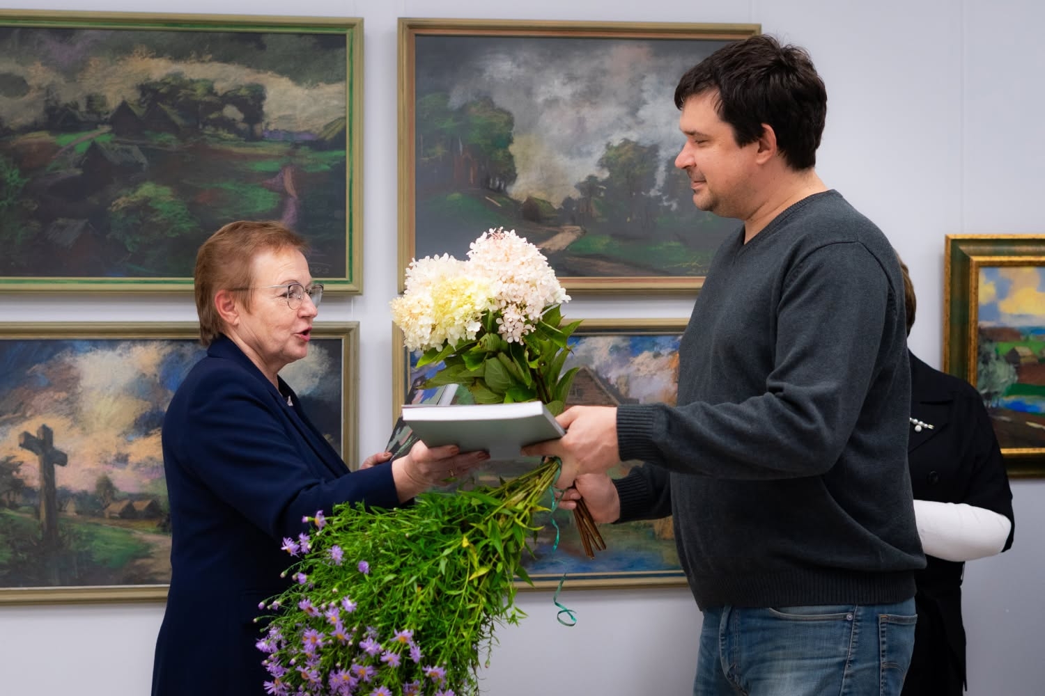 Atzīmējot Jāņa Streiča 90 gadu jubileju, atklāta ceļojošā izstāde "Cilvēka bērns Jānis Streičs" un gleznu katalogs "Veca mīlestība nerūs"