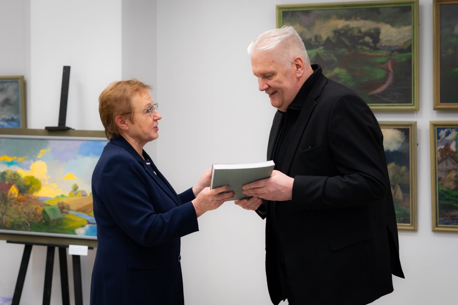 Atzīmējot Jāņa Streiča 90 gadu jubileju, atklāta ceļojošā izstāde "Cilvēka bērns Jānis Streičs" un gleznu katalogs "Veca mīlestība nerūs"