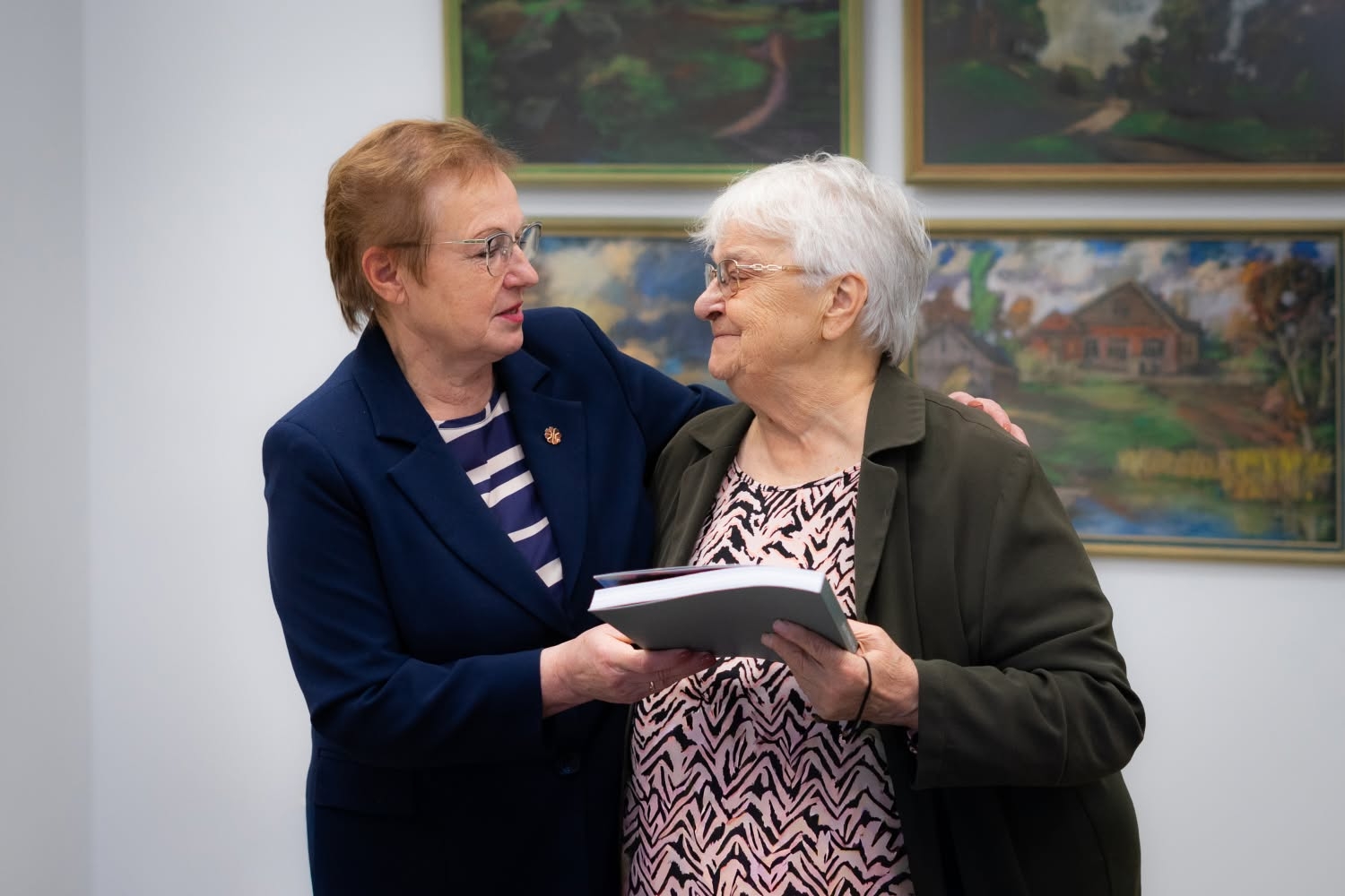 Atzīmējot Jāņa Streiča 90 gadu jubileju, atklāta ceļojošā izstāde "Cilvēka bērns Jānis Streičs" un gleznu katalogs "Veca mīlestība nerūs"