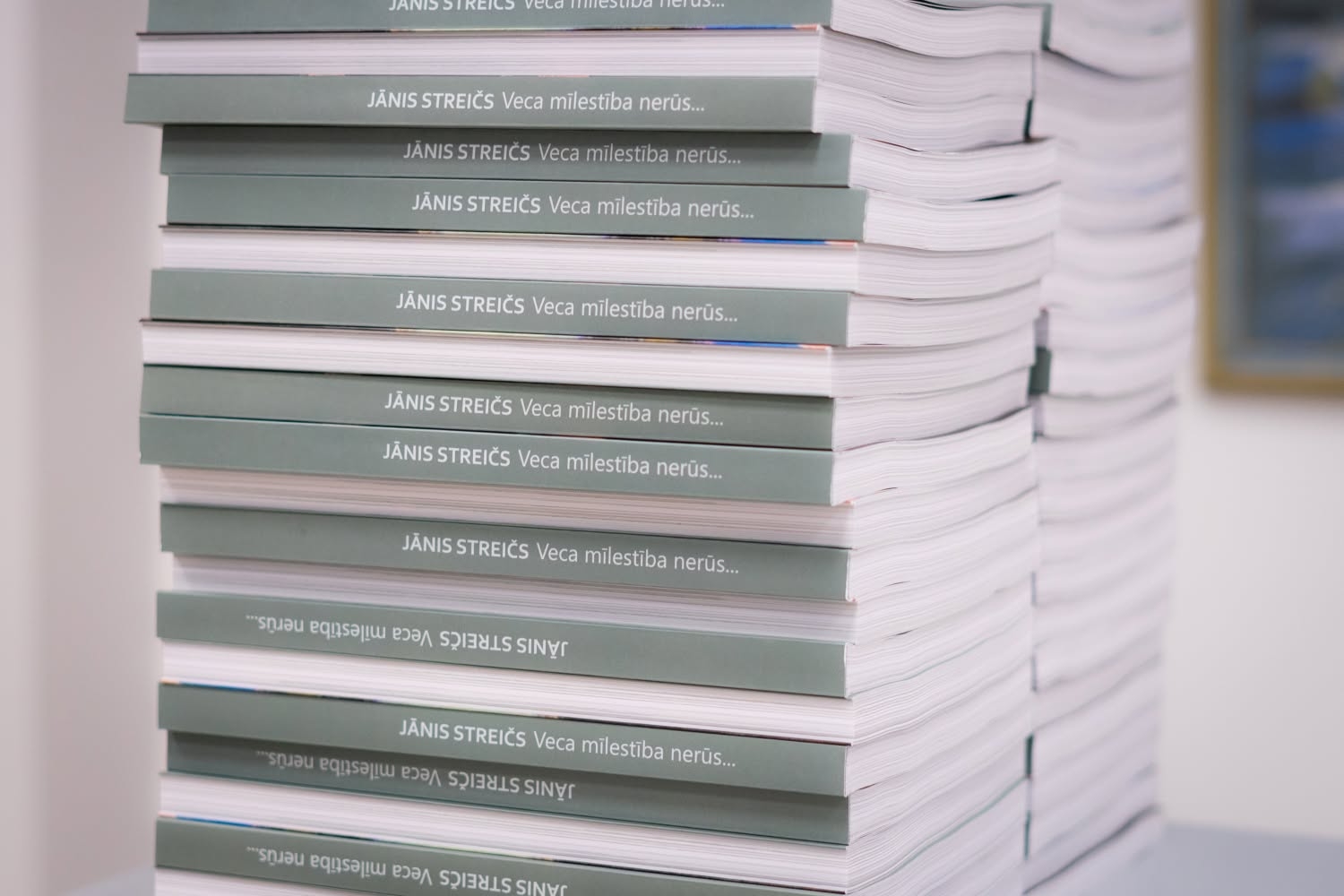 Atzīmējot Jāņa Streiča 90 gadu jubileju, atklāta ceļojošā izstāde "Cilvēka bērns Jānis Streičs" un gleznu katalogs "Veca mīlestība nerūs"