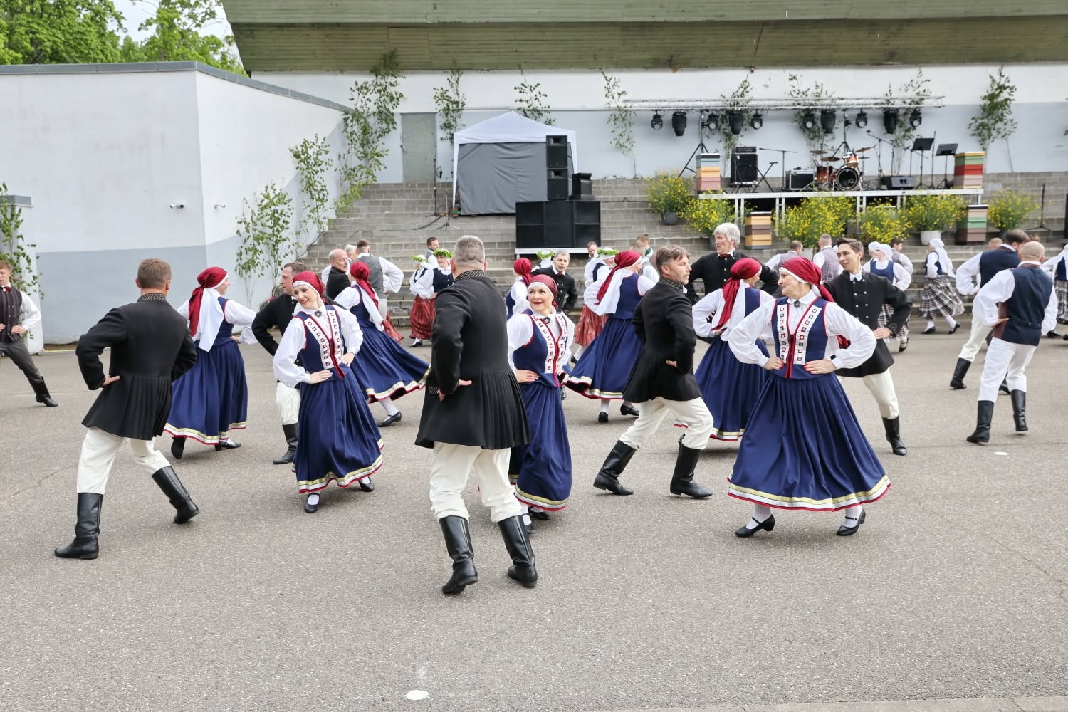 Latgales reģiona vidējās paaudzes un senioru deju kolektīvu lielkoncerts “Doncojam puļceņā kai bitis kūzulā”