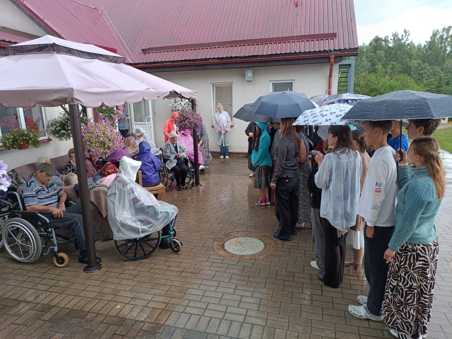 Sirds siltums, kas vieno - SAC "Aglona" seniorus aizkustina jauniešu ciemos nākšana