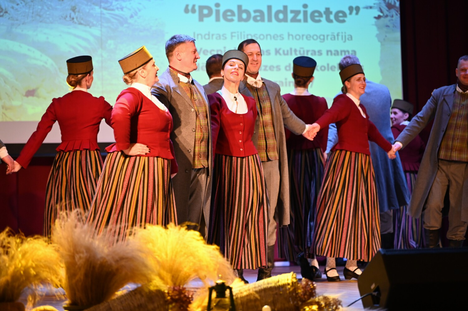 Tautas deju kolektīvu sadancis "Ziemas danči"